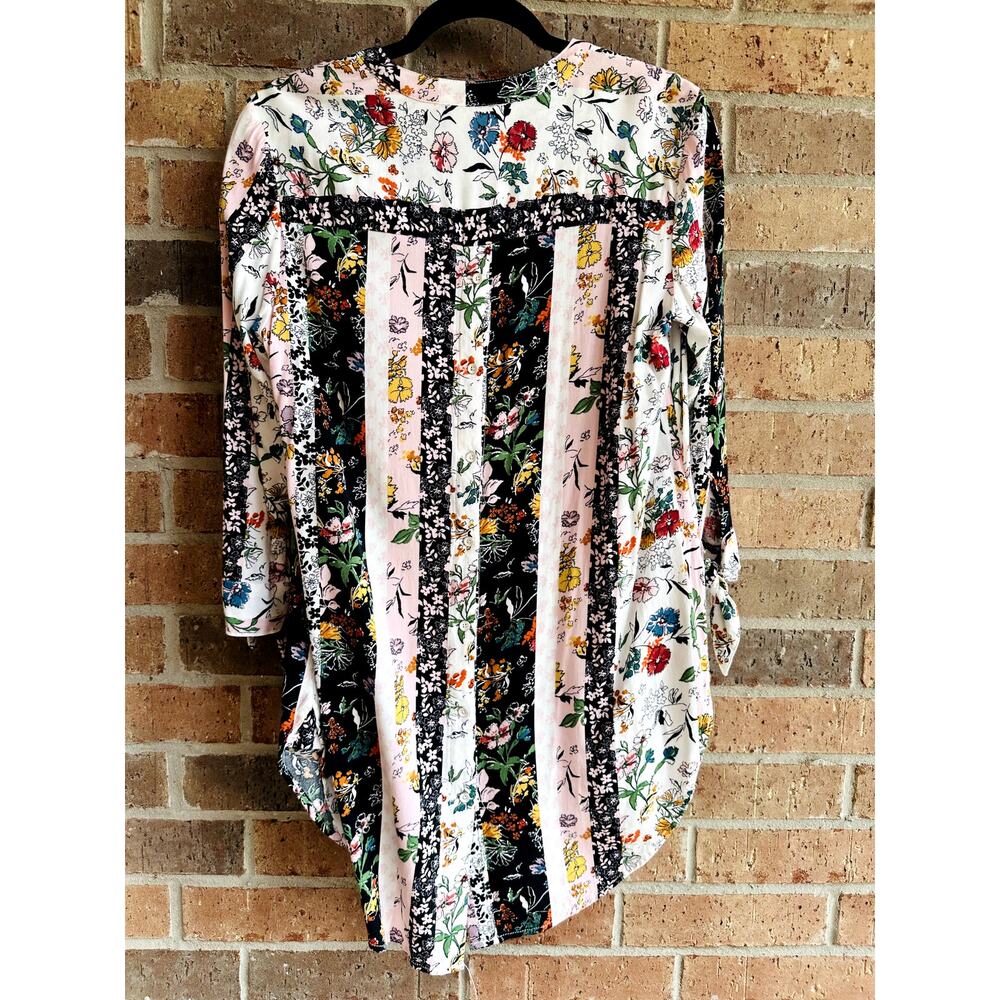 Intro. Heart button down floral blouse medium - Picture 2 of 6